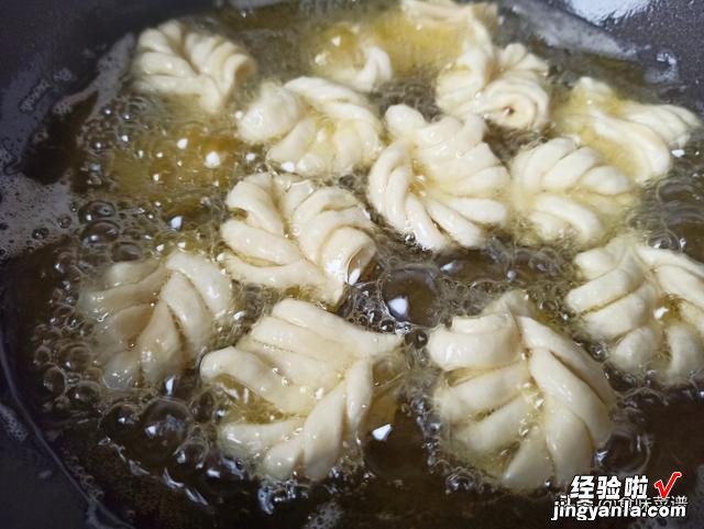 小麻花怎么做才好吃?教你和面小窍门,做对了酥甜美味,越嚼越香