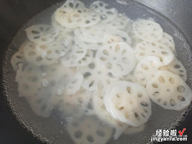 做凉拌藕片时，怎样让藕片不发黑？牢记一个窍门，脆爽好吃入味