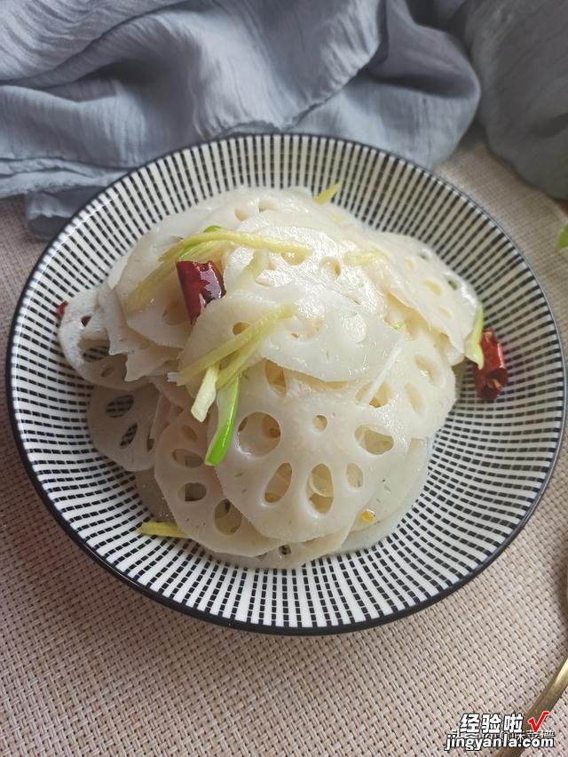 做凉拌藕片时，怎样让藕片不发黑？牢记一个窍门，脆爽好吃入味