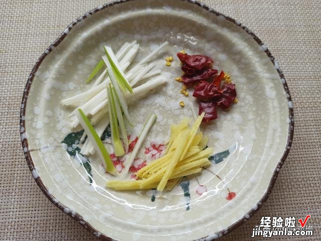 做凉拌藕片时，怎样让藕片不发黑？牢记一个窍门，脆爽好吃入味