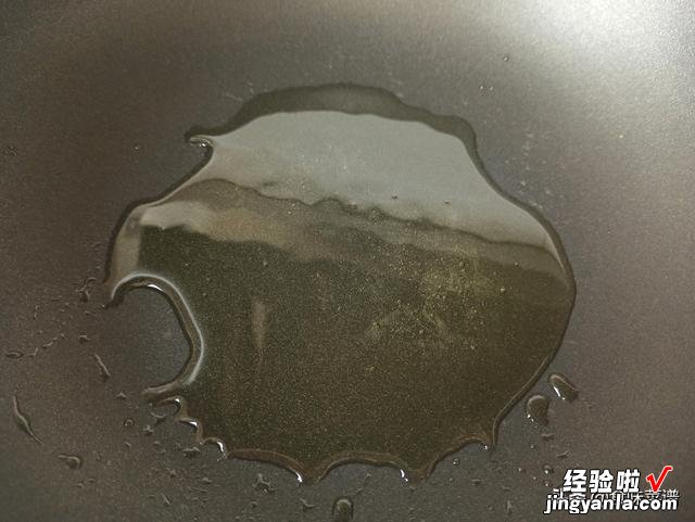 做凉拌藕片时，怎样让藕片不发黑？牢记一个窍门，脆爽好吃入味
