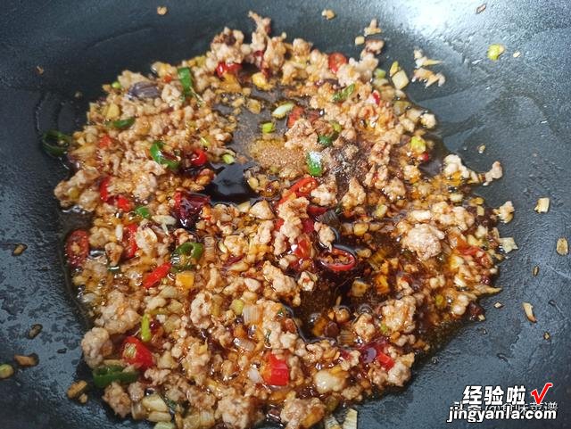 土豆怎么吃才健康?试一试这做法,口感爽滑有嚼劲,比土豆粉还香