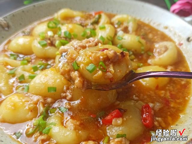 土豆怎么吃才健康?试一试这做法,口感爽滑有嚼劲,比土豆粉还香