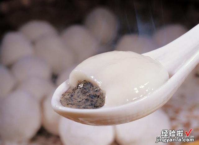 元宵和汤圆是一个东西吗?下锅煮时,用凉水还是热水,为什么?