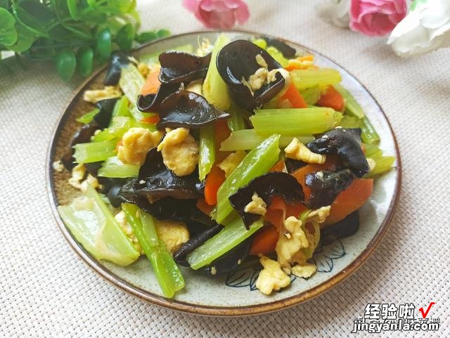 黑木耳营养很丰富，搭配什么菜好吃呢？厨师长教您，营养又下饭