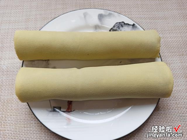 豆皮卷肉的家常做法，三两下搞定，口感鲜香味道好，孩子抢着吃