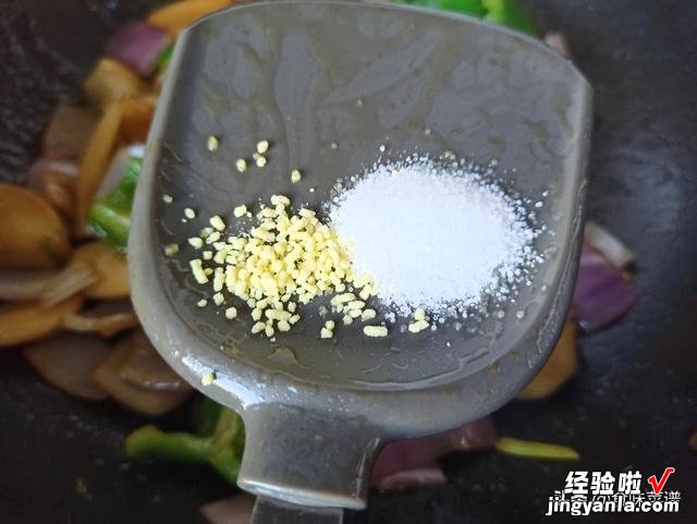 把这三样素菜炒在一起，做法简单，鲜香入味清口解腻，好吃又下饭