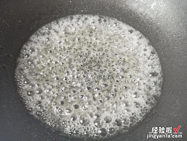 江米条的家常做法，酥脆可口，咬一口细甜嘎嘣脆，过年做一锅尝尝