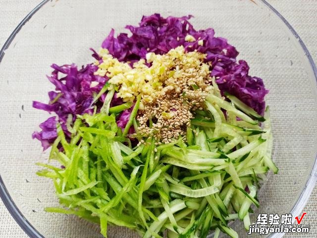 这才是凉拌紫甘蓝的正确做法,爽口清脆,开胃又下饭,家人都爱吃