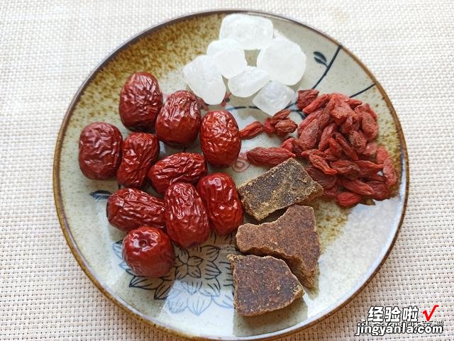 莲藕别只会炒着吃,教你一道新吃法,香甜软糯,为年夜饭添道硬菜