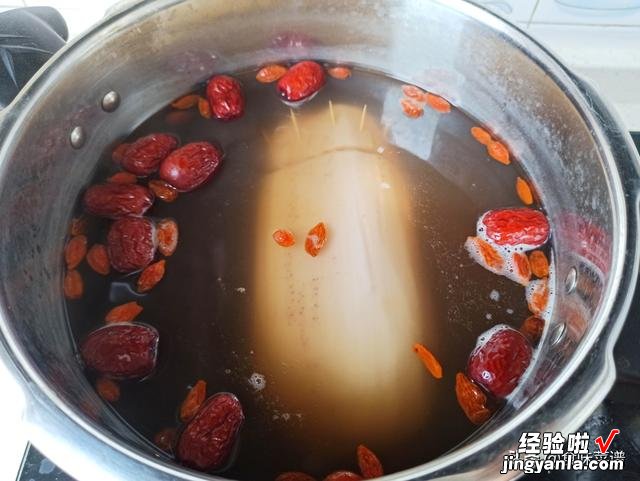 莲藕别只会炒着吃,教你一道新吃法,香甜软糯,为年夜饭添道硬菜