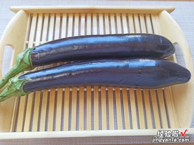 炸茄盒时，万万别直接下油锅，只需多加2步，茄盒外焦里嫩不油腻