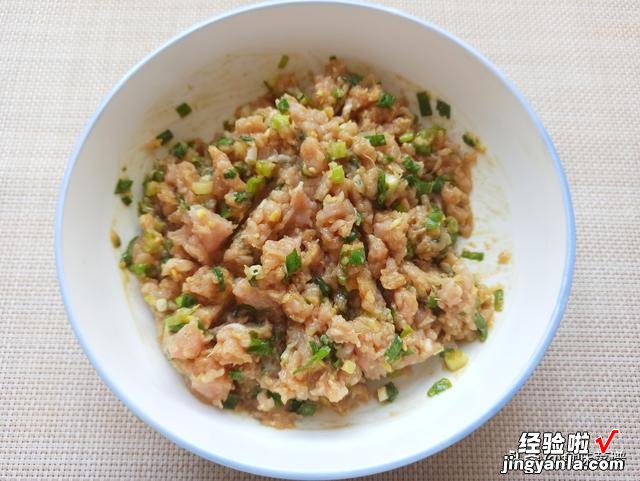 炸茄盒时，万万别直接下油锅，只需多加2步，茄盒外焦里嫩不油腻