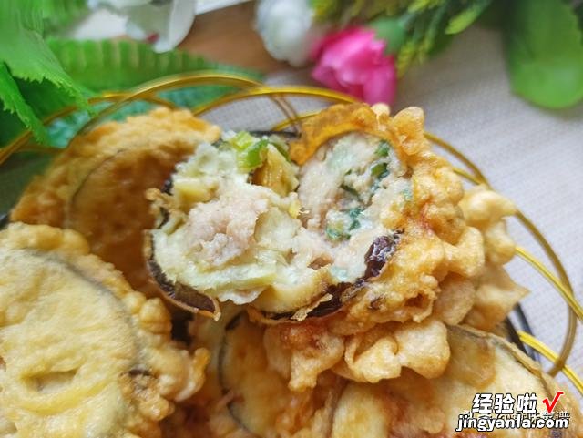炸茄盒时，万万别直接下油锅，只需多加2步，茄盒外焦里嫩不油腻