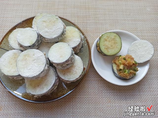 炸茄盒时，万万别直接下油锅，只需多加2步，茄盒外焦里嫩不油腻