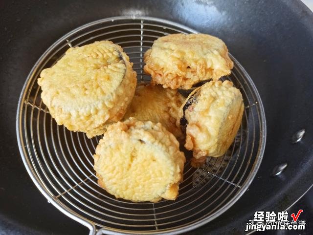 炸茄盒时，万万别直接下油锅，只需多加2步，茄盒外焦里嫩不油腻