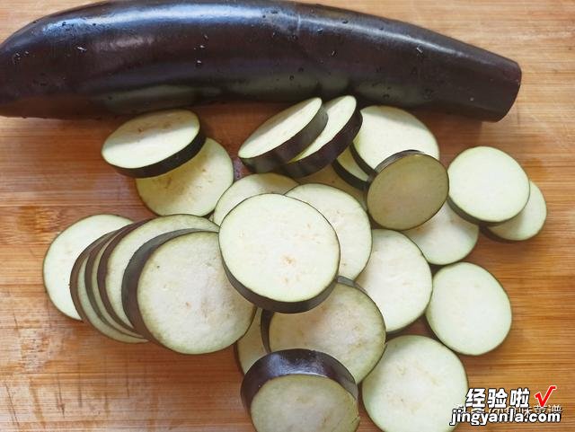 炸茄盒时，万万别直接下油锅，只需多加2步，茄盒外焦里嫩不油腻