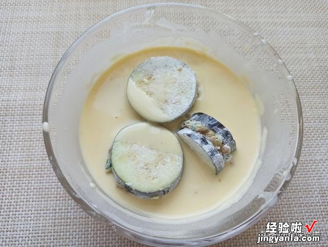 炸茄盒时，万万别直接下油锅，只需多加2步，茄盒外焦里嫩不油腻