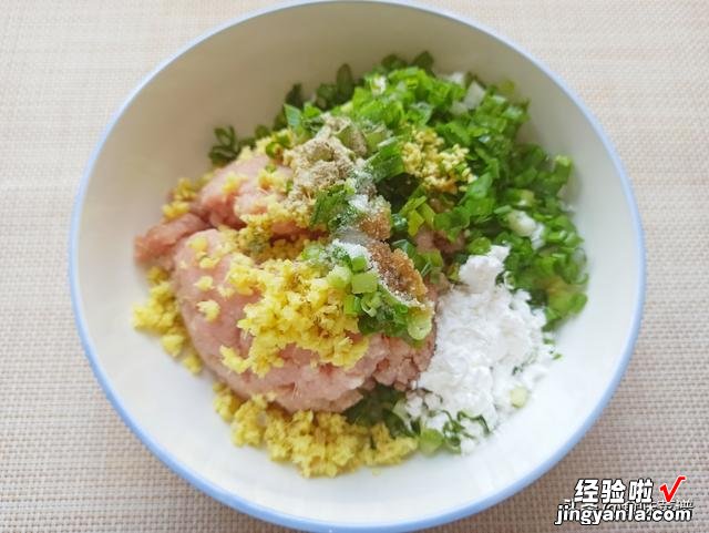 炸茄盒时，万万别直接下油锅，只需多加2步，茄盒外焦里嫩不油腻