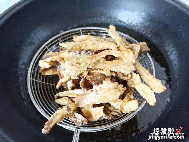 炸蘑菇时裹淀粉还是面粉？大厨教你正确做法，酥脆可口，还不油腻