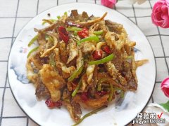 炸蘑菇时裹淀粉还是面粉？大厨教你正确做法，酥脆可口，还不油腻