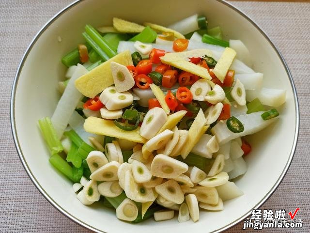 家庭自制腌萝卜,好吃又开胃,做法简单,牢记比例,放三个月不坏