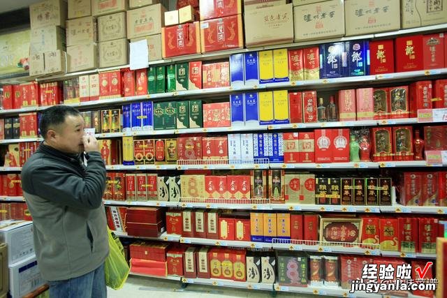 买白酒 小心”暗藏玄机“，可能你被骗还在说谢谢，身边多人中招