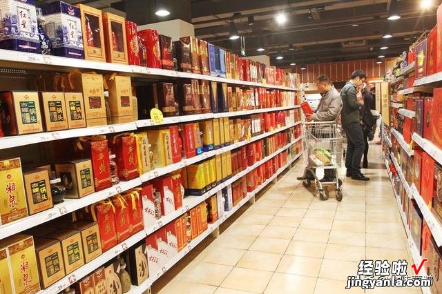 买白酒 小心”暗藏玄机“，可能你被骗还在说谢谢，身边多人中招