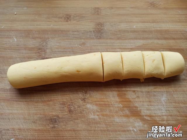 好吃的红薯丸子做法，不煮也不炸，香甜软糯不油腻，刚上桌就抢光