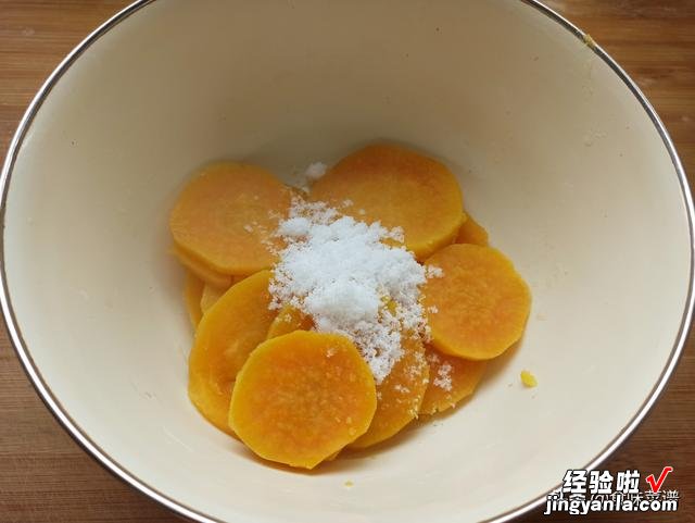 好吃的红薯丸子做法，不煮也不炸，香甜软糯不油腻，刚上桌就抢光