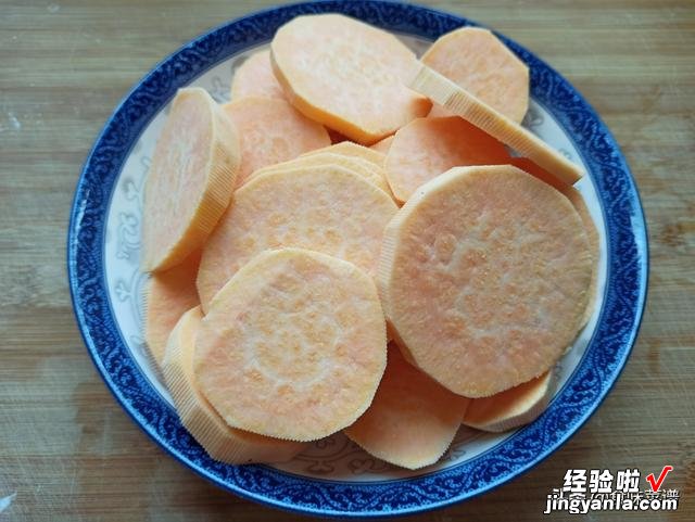 好吃的红薯丸子做法，不煮也不炸，香甜软糯不油腻，刚上桌就抢光