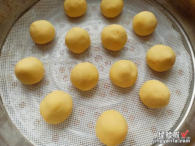 好吃的红薯丸子做法，不煮也不炸，香甜软糯不油腻，刚上桌就抢光