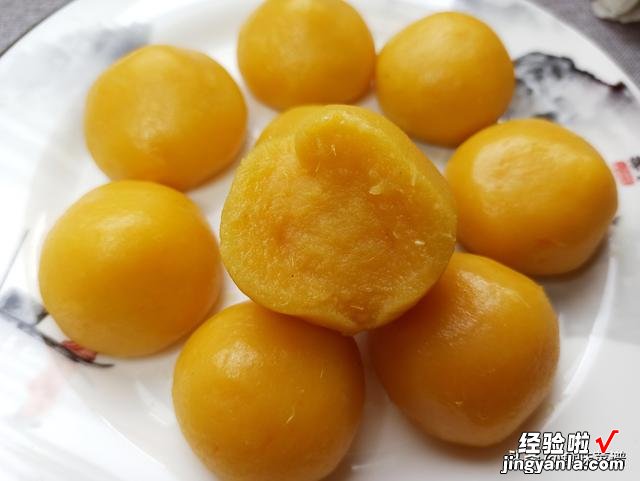 好吃的红薯丸子做法，不煮也不炸，香甜软糯不油腻，刚上桌就抢光