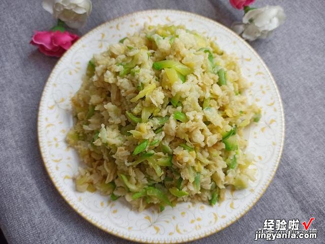 冬天把这菜蒸一蒸，原滋原味，营养又补钙，配上蘸料一盘不够吃