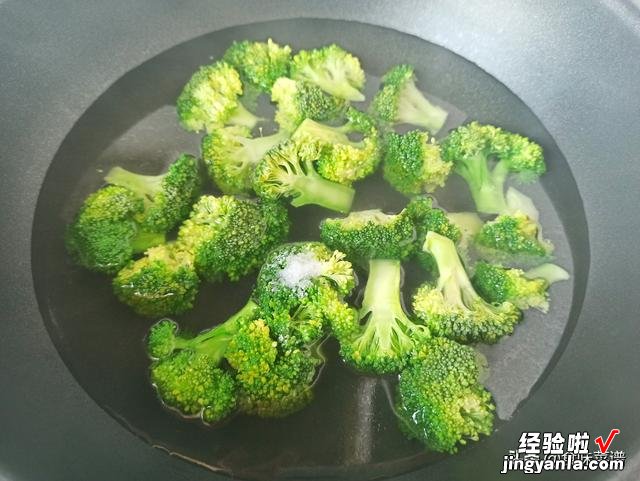 西兰花和香菇这样做,增强免疫力少生病,香味浓郁,每周必点一次