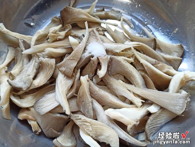 饭店的炸蘑菇为啥好吃?记住3个小技巧,出锅酥脆可口,还不油腻