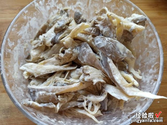 饭店的炸蘑菇为啥好吃?记住3个小技巧,出锅酥脆可口,还不油腻