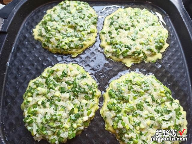 最快速的韭菜鸡蛋饼做法，筷子搅一搅，5分钟出锅，轻松解决早餐