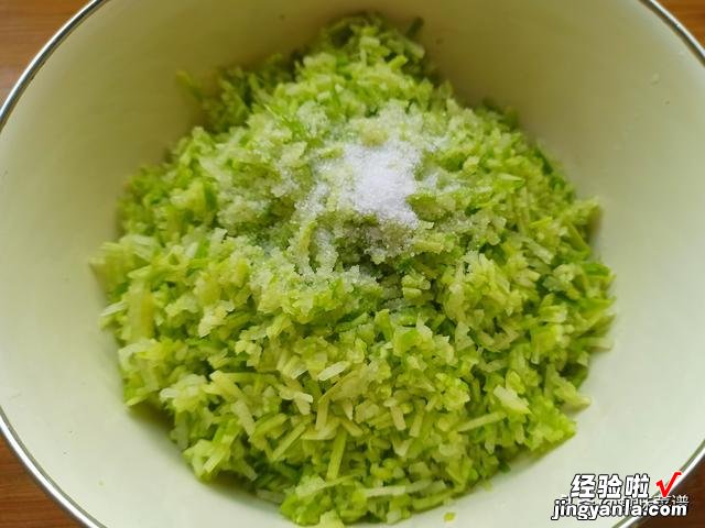 包饺子萝卜要不要焯水?原来这个还有讲究,做对了鲜嫩营养又入味
