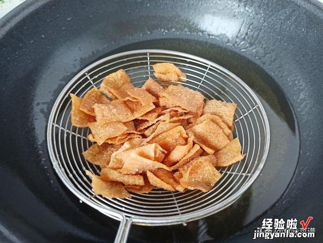 剩下的馄饨皮别浪费，教你一个新吃法，酥脆可口，出锅秒变小零食