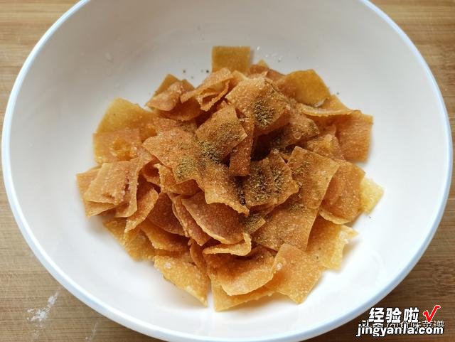 剩下的馄饨皮别浪费，教你一个新吃法，酥脆可口，出锅秒变小零食