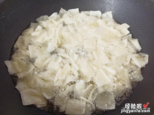 剩下的馄饨皮别浪费，教你一个新吃法，酥脆可口，出锅秒变小零食