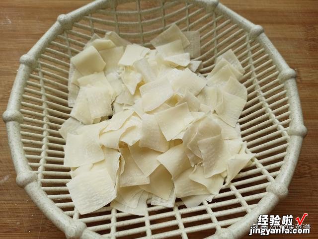 剩下的馄饨皮别浪费，教你一个新吃法，酥脆可口，出锅秒变小零食