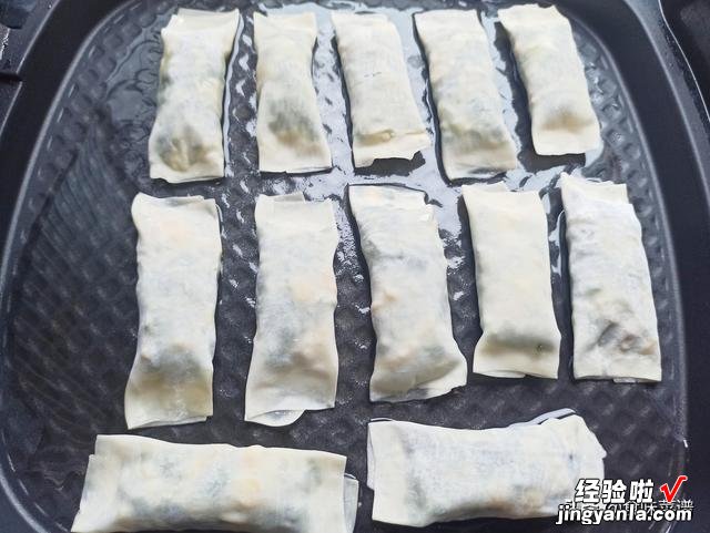这样做菜卷最好吃，卷一卷就上锅，薄皮大馅，咬一口鲜嫩多汁入味