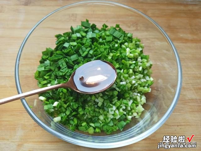 这样做菜卷最好吃，卷一卷就上锅，薄皮大馅，咬一口鲜嫩多汁入味