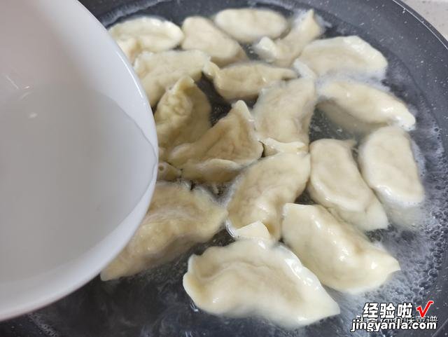 冬至吃饺子的季节到了,教你秘制萝卜馅,鲜嫩多汁,一次3盘不够
