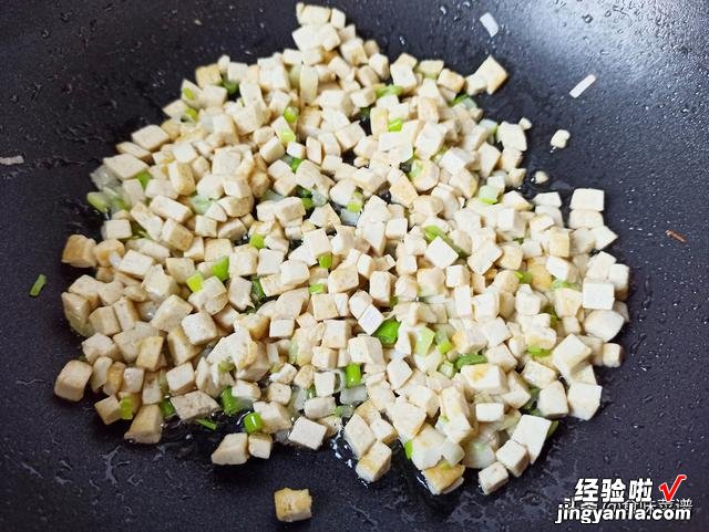 1把菠菜，1斤豆腐，教你做快手馅饼，外酥里软，个个馅大皮薄