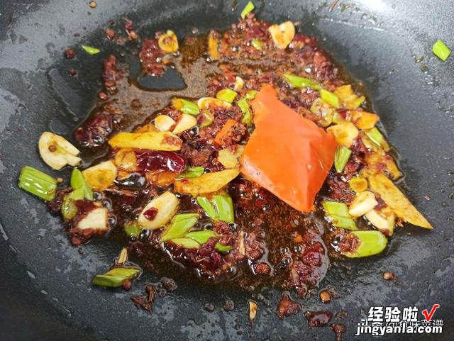 成都冒菜的做法，1斤火锅丸子1把青菜，鲜辣爽口，最好吃的下饭菜