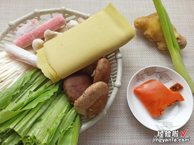 成都冒菜的做法，1斤火锅丸子1把青菜，鲜辣爽口，最好吃的下饭菜