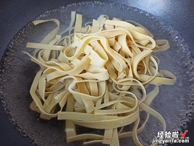 豆腐皮加粉条的吃法要火,香辣过瘾,色香味全,夹馒头拌饭太香了